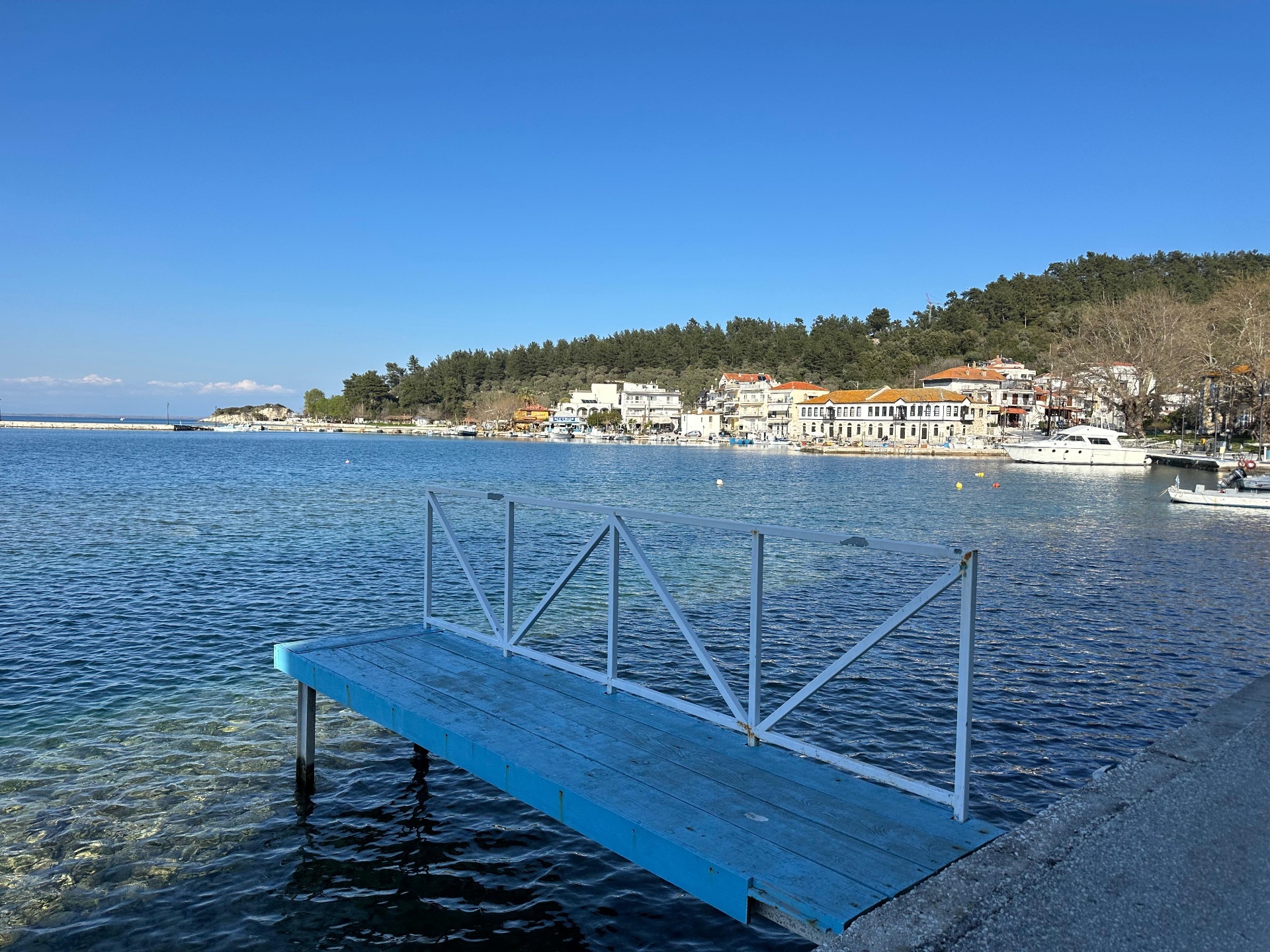 A blue pier, Limenas
